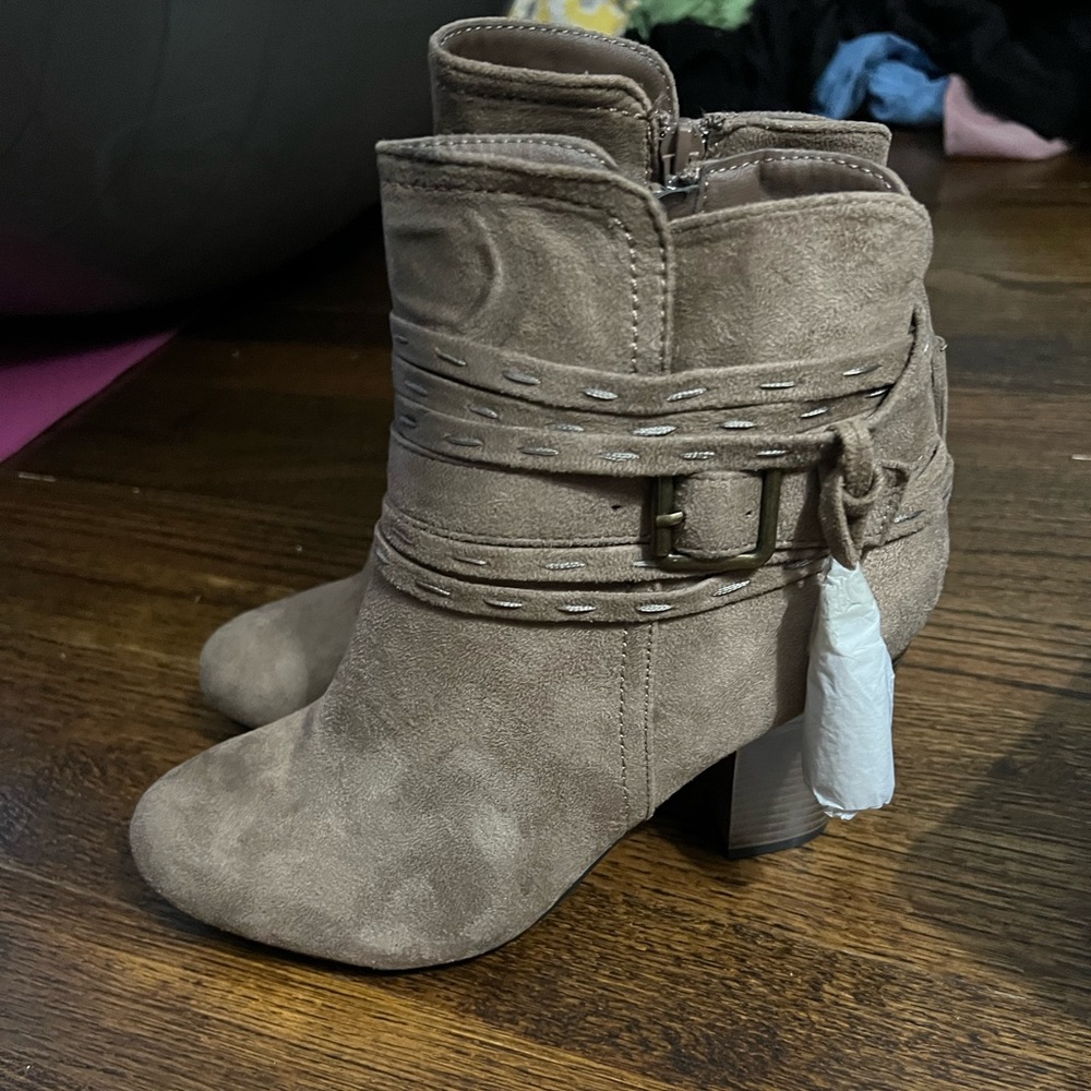 8.5 woman’s booties - top moda NWT